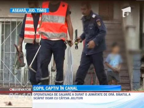 Copil de 2 ani prins cu piciorul intr-o scurgere, salvat de pompierii din Timisoara