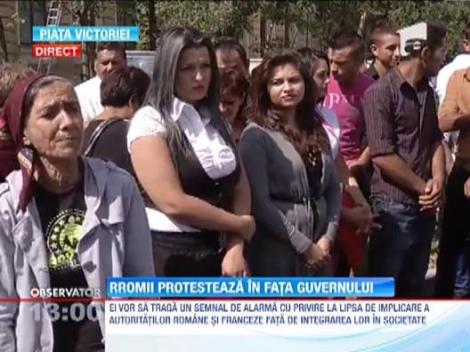Sute de rromi protesteaza in fata Guvernului