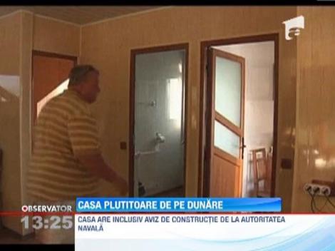 Un roman si-a construit o casa plutitoare cu etaj
