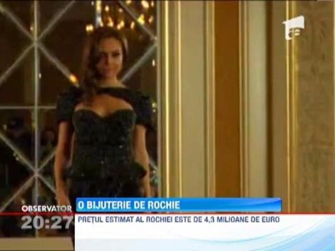 O rochie acoperita cu 50 de diamante a stralucit pe podiumul de moda in Ucraina