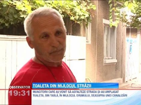 Galati: Muncitorii care lucreaza la asfaltarea unei strazi se usureaza in mijlocul drumului