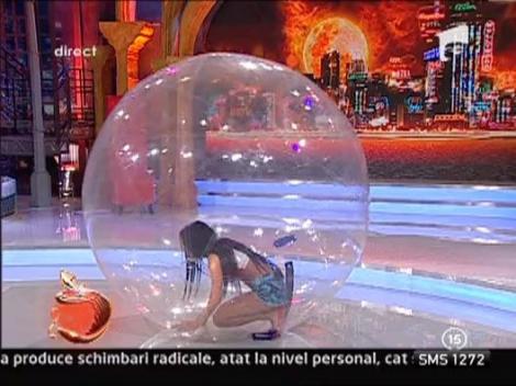 Daniela Crudu, intr-un balon urias la Un Show Pacatos