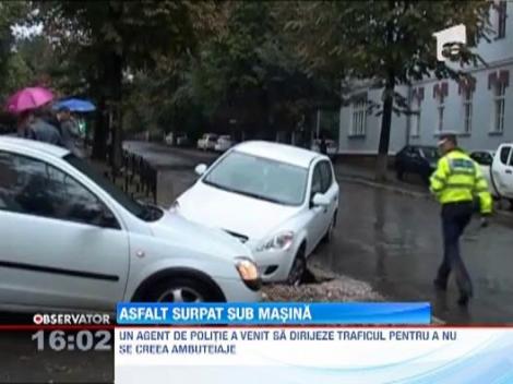 Iasi: Un sofer a cazut cu masina intr-o groapa din asfalt