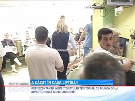 O angajata a unui oficiu postal din Craiova a cazut in gol in casa liftului