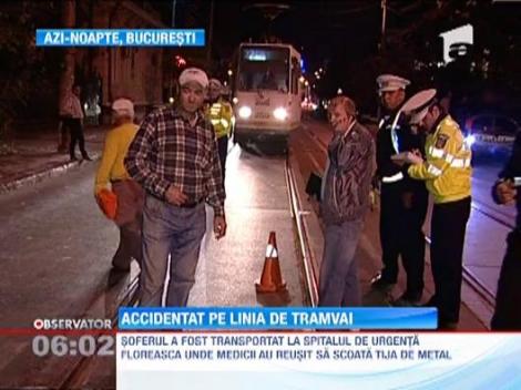 Accident cu... sina de tramvai: O bucata de fier a intrat peste un sofer in masina