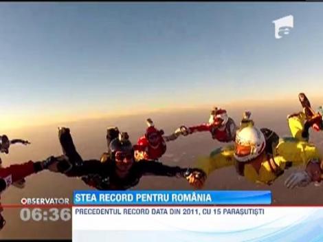 Nou record pe cerul romanesc: 16 parasutisti s-au prins in cadere libera