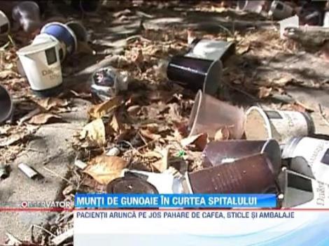 Munti de gunoaie in curtea Spitalului de Urgenta din Craiova!