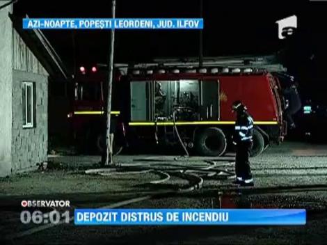 Un depozit plin cu mobila a fost distrus in totalitate de un incendiu puternic