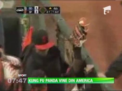 Un jucator de baseball ridica tribuna in picioare