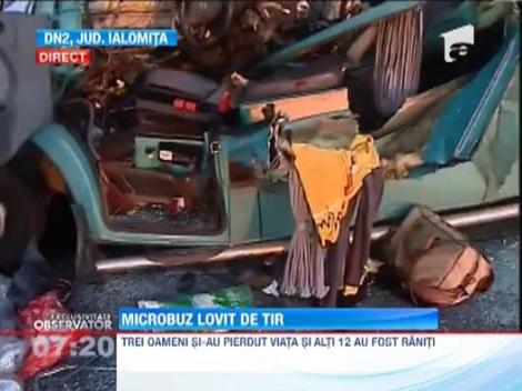 TIR lovit de microbuz pe DN2. 3 oameni au murit si alti 12 au fost raniti