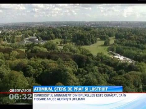 Atomium, constructie-simbol din Bruxelles, lustruita de alpinisti utilitari
