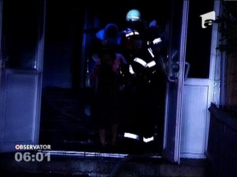 Un scuter a luat foc in casa scarii unui bloc din Capitala.Opt oameni au ajuns la spital intoxicati cu monoxid de carbon