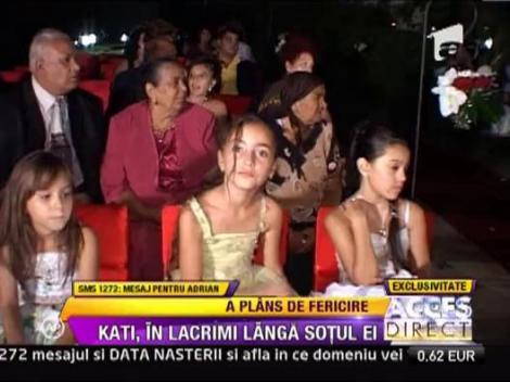 Kati, in lacrimi langa sotul ei