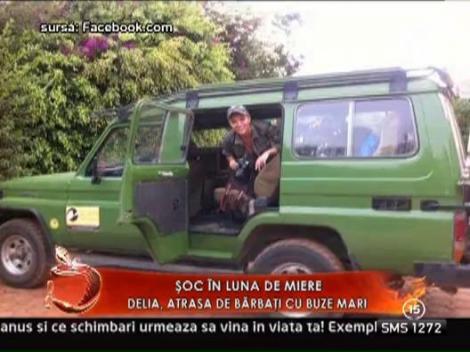 Delia, atrasa de un negru cu buze imense