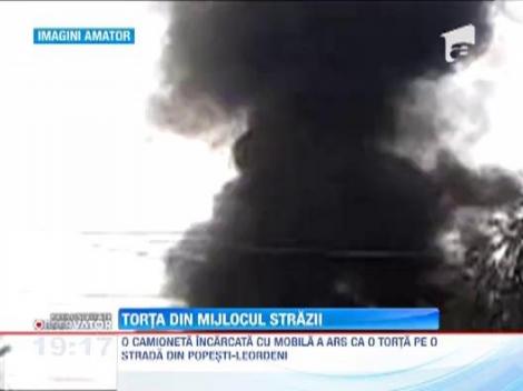 Camioneta in flacari la Popesti-Leordeni