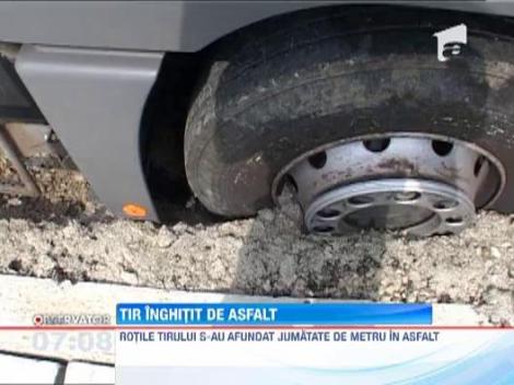 TIR inghitit de asfalt pe drumul national 1C