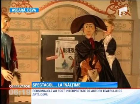 Spectacol cu marionete inalte de trei metri