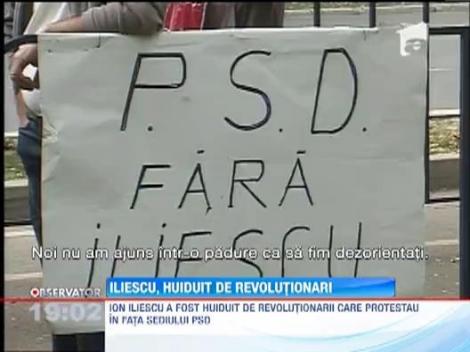 Ion Iliescu, huiduit si apostrofat de revolutionari in fata sediului PSD 
