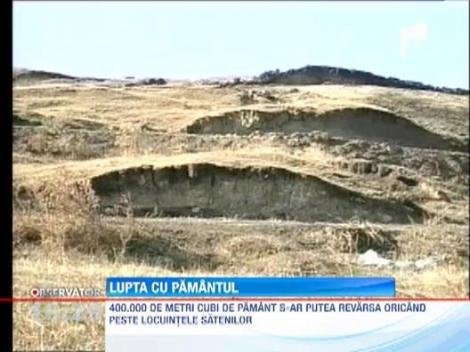 Alunecari masive de teren intr-o comuna din Cluj. Autoritatile privesc neputincioase