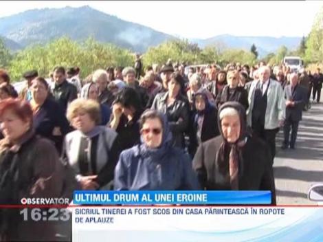 Romanca-eroina din Italia, condusa de sute de oameni pe ultimul drum