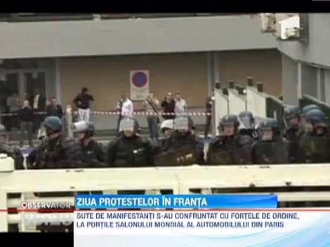 Proteste violente la portile Salonului Auto de la Paris. Sute de muncitori au manifestat violent impotriva concedierilor colective si a cresterii somajului