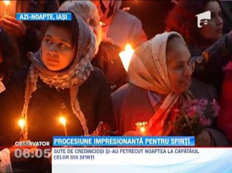 Mii de pelerini au ajuns la Iasi! Moastele Sfintei Parascheva au fost purtate prin centrul orasului