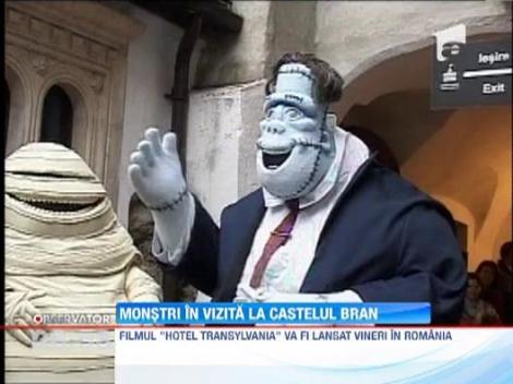 Personajele din "Hotel Transylvania" si regizorul filmului au vizitat castelul Bran