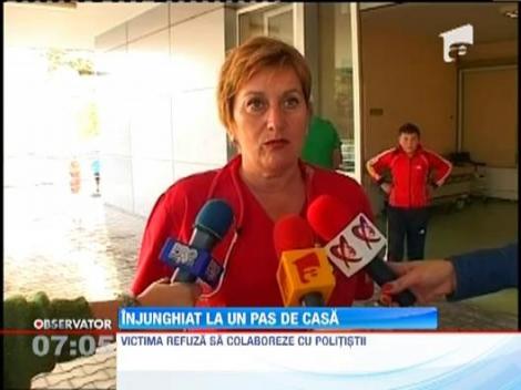 Tanar injunghiat in fata casei