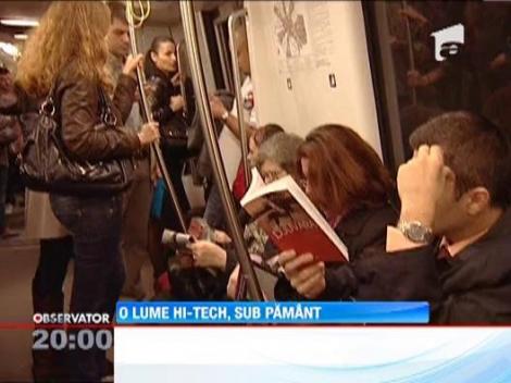 Telefoanele inteligente si tablete au inlocuit cartile in mijloacele de transport