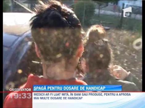 Medici din Bacau, anchetati deoarce luau mita pentru intocmirea de dosare de handicap 