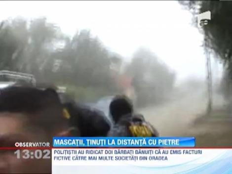 Descinderi la "palatele" din Strehaia! Romii au aruncat cu pietre dupa mascati