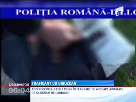 Un tanar de 19 ani a fost prins cu o jumatate de kilogram de droguri in rucsac