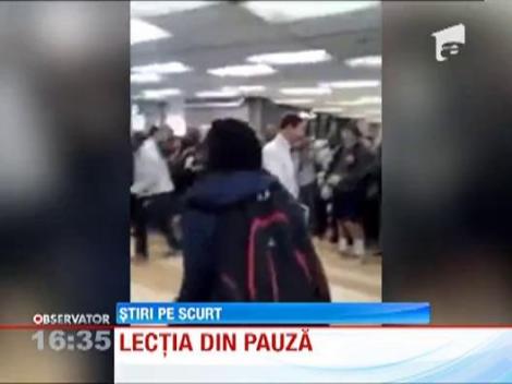 VIDEO! Cel mai "cool" profesor de liceu - isi "bate" elevul la dans!