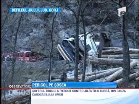 TIR rasturnat in Defileul Jiului