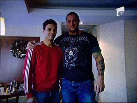 Mircea Badea se pozeaza cu domni "corpolenti"