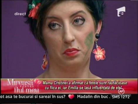 Mama Cristinei considera ca Emilia se lasa influentata de unele fete din casa