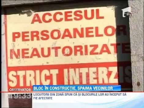 UPDATE / Trotuar surpat langa un santier din Cluj