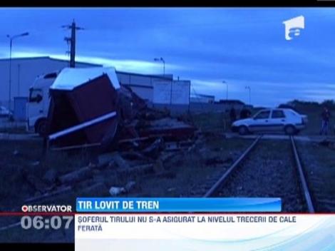 Accident feroviar la Caras-Severin. Trei oameni au fost raniti dupa ce un tren a lovit un TIR