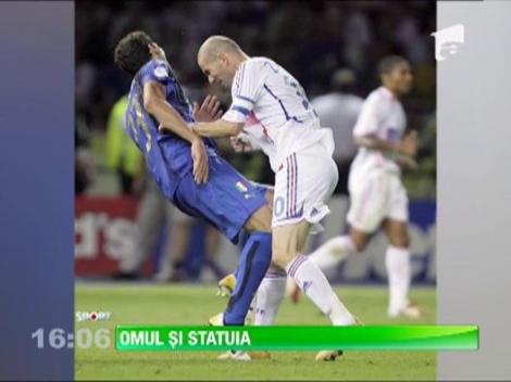 Materazzi si-a facut poza cu statuia care infatiseaza cea mai controversata faza din istoria CM