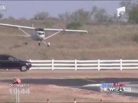Texas: Un avion se prabuseste peste o masina in miscare