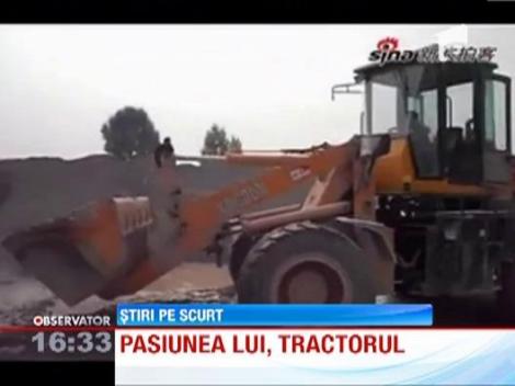 China: Un baietel de cinci ani manevreaza excavatorul fara probleme