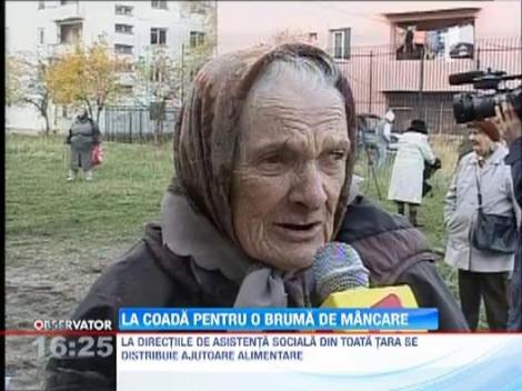Mii de oameni sarmani s-au imbulzit din nou pentru alimente