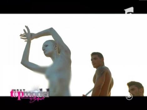 Frumusetile de Next Top Model, complet expuse! Au pozat ca statui “imbracate” in machiaj alb!