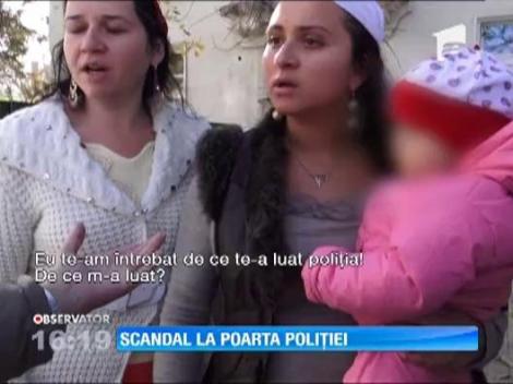 Iasi: Mai multe neveste ale unor rromi retinuti au facut show in fata sediului politiei