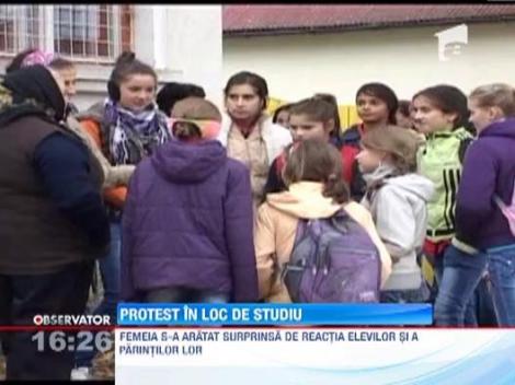 Elevii unei scoli din Bistrita au protestat in semn de solidaritate, dupa demiterea directorului institutiei