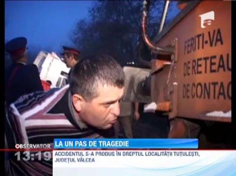 Un TIR incarcat cu orez si fasole a fost lovit de tren in Valcea! Cativa romi au facut rapid "curatenie"