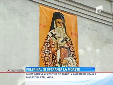 Mii de credinciosi s-au rugat la moastele Sfantului Nectarie