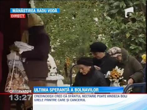 Pelerinaj la Manastirea Radu Voda din Capitala. Mii de credinciosi se roaga la moastele Sfantului Nectarie