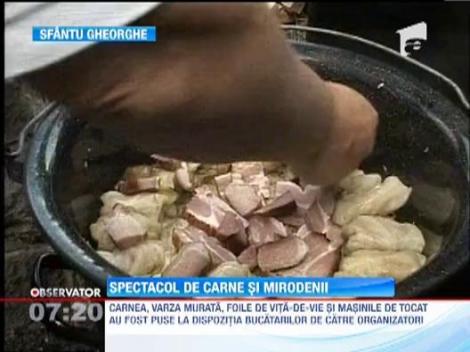 Zeci de bucatari s-au intrecut in prepararea sarmalelor, la Sfantu Gheorghe