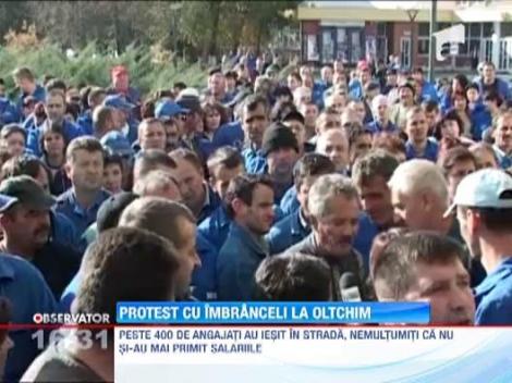 Protest cu scantei la Oltchim: 400 de salariati au iesit in strada sa-si ceara salariile
